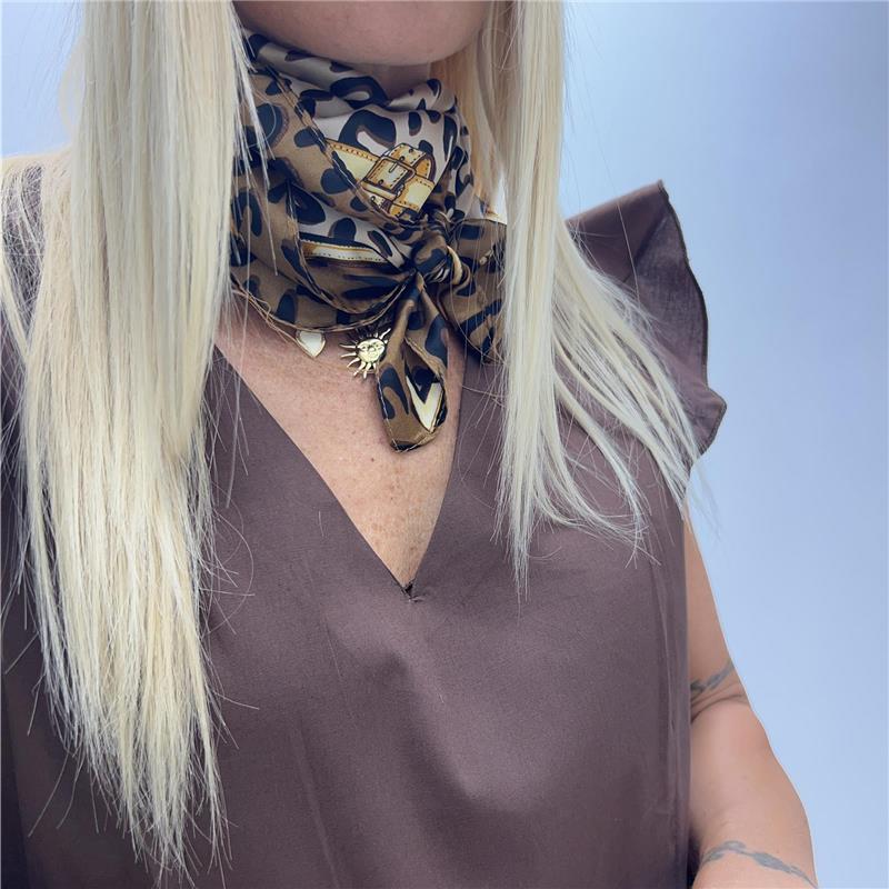 foulard woman